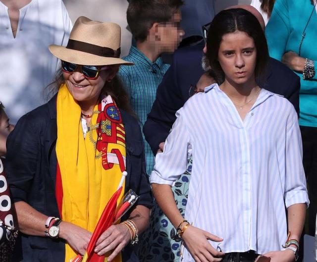 Desfile del Día de la Fiesta Nacional que han presidido hoy los Reyes, y al que ha asistido el Gobierno en pleno, encabezado por Mariano Rajoy, y la mayoría de líderes políticos. El acto consiste en un homenaje a los caídos y un desfile terrestre y aéreo por el paseo de la Castellana, en el que participan unos 3.900 efectivos, entre militares de los tres Ejércitos, guardias civiles, policías y Guardia Real, 84 vehículos y 78 aeronaves. EFE/Zipi