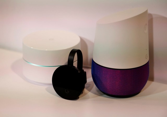 CAL01. CALIFORNIA (ESTADOS UNIDOS), 04/10/2016.- Google Chrome y Google Home, exhibidos durante su lanzamiento en un evento de Google hoy, martes 4 de octubre 2016, en San Francisco, California (Estados Unidos). EFE/JOHN G MABANGLO