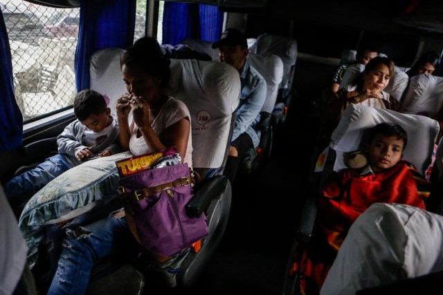 ACOMPAÑA CRÓNICA: VENEZUELA CRISIS - CAR02. CARACAS (VENEZUELA), 05/10/2018.- Fotografía del 29 de septiembre de 2017, que muestra un grupo de personas a bordo uno de los autobuses en Caracas (Venezuela) con destino a diferentes países suramericanos. La reducción de oferta y el alto costo de boletos aéreos internacionales han obligado a muchos venezolanos a migrar por vía terrestre a diferentes países de Suramérica en búsqueda de alimentos, salud, seguridad y un "futuro", un viaje que puede tomar entre día y medio y once días, dependiendo qué tan al sur quieran llegar. EFE/Cristian Hernández