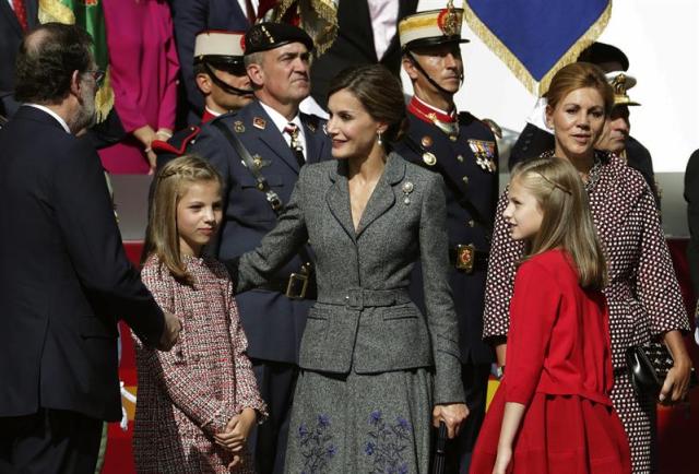 Desfile del Día de la Fiesta Nacional que han presidido hoy los Reyes, y al que ha asistido el Gobierno en pleno, encabezado por Mariano Rajoy, y la mayoría de líderes políticos. El acto consiste en un homenaje a los caídos y un desfile terrestre y aéreo por el paseo de la Castellana, en el que participan unos 3.900 efectivos, entre militares de los tres Ejércitos, guardias civiles, policías y Guardia Real, 84 vehículos y 78 aeronaves. EFE/Zipi