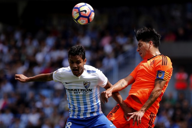 GRA107. MÁLAGA (ANDALUCÍA), 22/04/2017.- El defensa venezolano del Málaga Roberto Rosales (i) disputa un balón con el centrocampista argentino del Valencia Enzo Pérez (d) durante el partido correspondiente a la trigésimo tercera jornada de LaLiga Santader disputado hoy en el estadio de La Rosaleda. EFE/Jorge Zapata