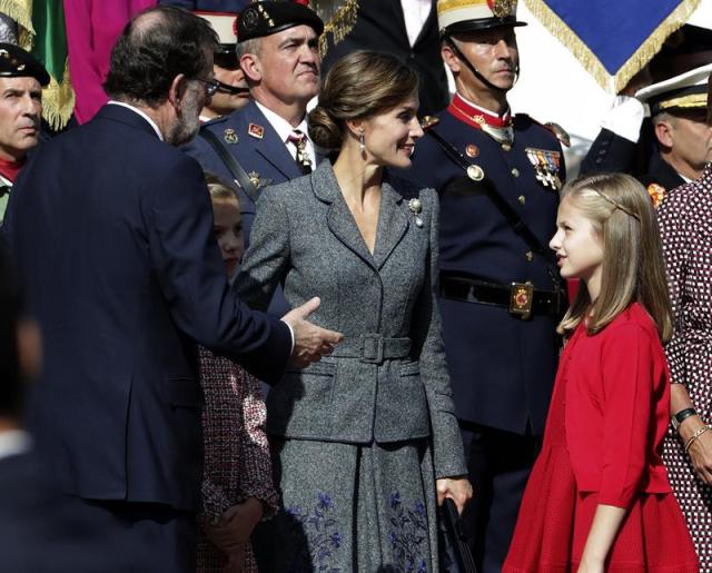 Desfile del Día de la Fiesta Nacional que han presidido hoy los Reyes, y al que ha asistido el Gobierno en pleno, encabezado por Mariano Rajoy, y la mayoría de líderes políticos. El acto consiste en un homenaje a los caídos y un desfile terrestre y aéreo por el paseo de la Castellana, en el que participan unos 3.900 efectivos, entre militares de los tres Ejércitos, guardias civiles, policías y Guardia Real, 84 vehículos y 78 aeronaves. EFE/Zipi