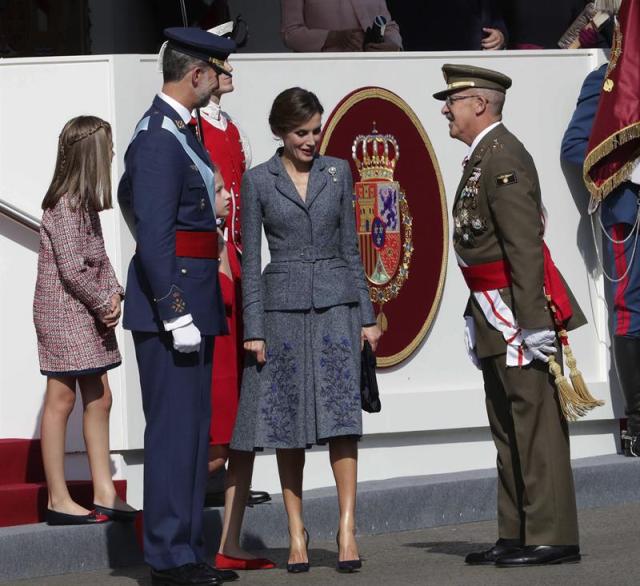 Desfile del Día de la Fiesta Nacional que han presidido hoy los Reyes, y al que ha asistido el Gobierno en pleno, encabezado por Mariano Rajoy, y la mayoría de líderes políticos. El acto consiste en un homenaje a los caídos y un desfile terrestre y aéreo por el paseo de la Castellana, en el que participan unos 3.900 efectivos, entre militares de los tres Ejércitos, guardias civiles, policías y Guardia Real, 84 vehículos y 78 aeronaves. EFE/Zipi