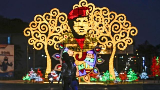 El monumento al expresidente venezolano se alza sobre la Avenida Bolívar, que conduce al centro de la vieja Managua.