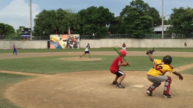 El complejo cuenta con un estadio para beisbol infantil presidido por un retrato de Chávez.