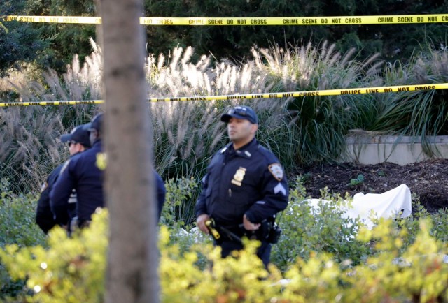 JSX05. NUEVA YORK (NY, EE.UU.), 31/10/2017. Personal de la policía de Nueva York se paran junto a un cuerpo después de que un hombre condujera una camioneta por la vía de bicicletas hoy, martes 31 de octubre de 2017, en Nueva York (EE.UU.). Ocho personas murieron en el incidente y al menos 11 resultaron heridas. El suceso está siendo investigado como un ataque terrorista y el conductor de la camioneta se encuentra bajo custodia. EFE/Jason Szenes