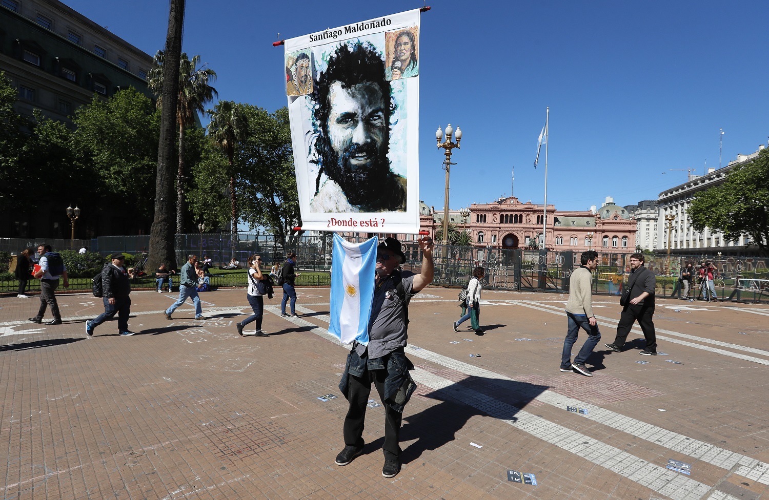 Cadáver hallado en río argentino es el de Santiago Maldonado, dice su familia