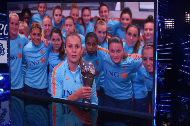 LON001. LONDRES (REINO UNIDO), 23/10/2017.- La holandesa Lieke Martens, atacante del Barcelona, agradece desde una transmisión en vídeo luego de ganar el premio 'The Best' de la FIFA, que designa a la mejor jugadora del mundo hoy, lunes 23 de octubre de 2017, en Londres (Reino Unido). Martens no dio lugar a la sorpresa y este lunes se llevó en Londres el premio 'The Best' de la FIFA, que designa a la mejor jugadora del mundo. Martens, de 24 años, quien el curso pasado defendió los colores del Rosengard, conquistó con la selección holandesa el título en la Eurocopa de este año. EFE/ANDY RAIN