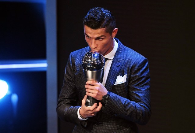 LON001. LONDRES (REINO UNIDO), 23/10/2017.- El delantero del Real Madrid Cristiano Ronaldo besa su trofeo 'The Best' de la FIFA que designa al mejor jugador del mundo durante la última temporada hoy, lunes 23 de octubre de 2017, en Londres (Reino Unido). El astro portugués se volvió a coronar rey del fútbol mundial después de un curso para enmarcar, en el que ganó la Liga de Campeones, la Liga española, la Supercopa de Europa y la Supercopa de España. EFE/ANDY RAIN