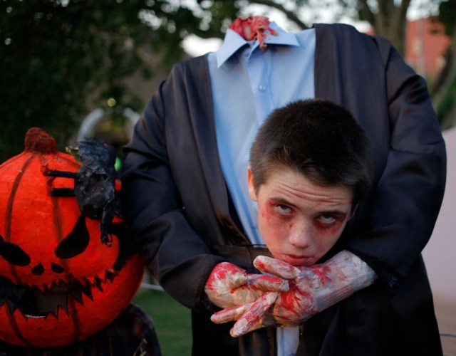 VIN18 JOHANNESBURGO (SUDÁFRICA), 31/10/2017.- Un niño disfrazado asiste a una fiesta por las celebraciones de Halloween en George Hay Park, en Johannesburgo, Sudáfrica, hoy, 31 de octubre de 2017. Miles de jóvenes se reúnen para festejar las celebraciones de Halloween. EFE/KIM LUDBROOK