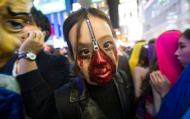 LEO04 OSAKA (JAPÓN), 31/10/2017.- Japoneses disfrazados celebran Halloween en el puente Dotenbori en Osaka, Japón, hoy, 31 de octubre de 2017. Miles de jóvenes se reúnen para festejar las celebraciones de Halloween. EFE/EVERETT KENNEDY BROWN