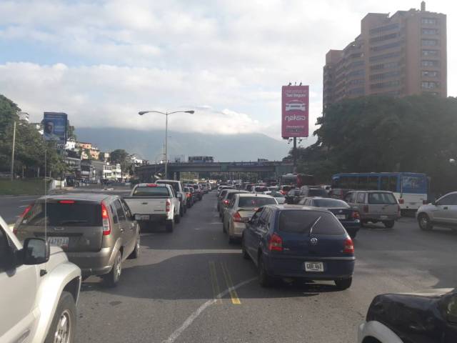 Cola en la autopista Prados del Este / Foto: @lareveron10 