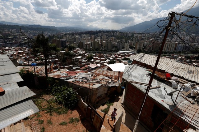 Una mujer camina por un callejón en el barrio de Petare en Caracas, Venezuela, 17 de agosto de 2017. Foto tomada el 17 de agosto de 2017. Para coincidir con la característica VENEZUELA-NIÑOS / REUTERS / Andres Martinez Casares