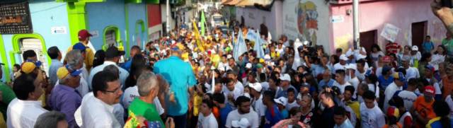 El candidato de la unidad a la gobernación de Aragua, Ismael García visitó los pueblos de Barbacoas, Camatagua, San Casimiro y San Sebastián de los Reyes, llevando un mensaje de cambio que necesitan todos los aragüeños. Yanira Terán de Barbacoas, reconocida líder social de la zona aseguró que junto al pueblo llegarán con Ismael a la Gobernación de Aragua. A su vez, manifestó que confían en la gerencia del candidato para reactivar y ayudar a crecer ese municipio. García una asamblea de ciudadanos donde escuchó todos los problemas que aquejan a esa comunidad. El líder político aragüeño, también manifestó que vendrán con el equipo de gobierno a fin de atacar los problemas de Barbacoas como la situación del agua, activar la biblioteca virtual y así armar un plan a fin de transformar esta importante zona del sur de Aragua. Siguiendo el recorrido, el candidato tuvo una parada en pleno casco histórico de Camatagua, donde hizo un recorrido casa por casa y comercio por comercio llevando el mensaje de cambio. "Con la Fuerza de Todos llegaremos a la Gobernación de Aragua", indicó García En San Casimiro el pueblo caminó junto a Ismael llevando el mensaje de transformación. “Atacaremos el problema del agua, la salud y la inseguridad”, afirmó durante una asamblea de vecinos. Finalmente, caminó junto al pueblo de San Sebastián de los Reyes donde Carlos Miranda alcalde de esa localidad respaldó de manera rotunda la candidatura del gallo de Aragua. "Es libre, es un derecho pensar diferente. Hoy ratifico que tenemos un objetivo y es recuperar la democracia y derrotar a Nicolás Maduro y al candidato del hambre". A su vez, solicitó un gran plan de seguridad para que San Sebastián deje de ser la guarida de malandros tapados por el gobierno. De igual forma, tocó el tema de la salud solicitando de manera urgente ponerle mano a este sector. Ismael Garcia finalizó su recorrido San Sebastián, una de las localidades más antiguas de Venezuela. Al terminar el recorrido, manifestó que en su gira por Aragua el sentir es uno sólo y es que la gente quiere cambio para el país en general. De igual forma indicó que gobernará con los alcaldes también del sur para trabajar de manera contundente por Aragua.