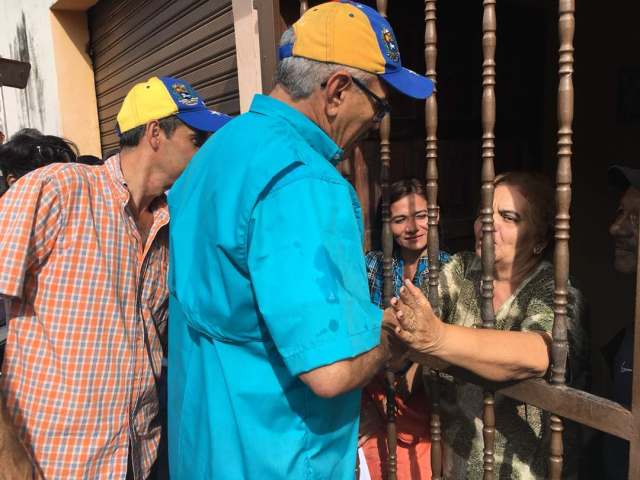 El candidato de la unidad a la gobernación de Aragua, Ismael García visitó los pueblos de Barbacoas, Camatagua, San Casimiro y San Sebastián de los Reyes, llevando un mensaje de cambio que necesitan todos los aragüeños. Yanira Terán de Barbacoas, reconocida líder social de la zona aseguró que junto al pueblo llegarán con Ismael a la Gobernación de Aragua. A su vez, manifestó que confían en la gerencia del candidato para reactivar y ayudar a crecer ese municipio. García una asamblea de ciudadanos donde escuchó todos los problemas que aquejan a esa comunidad. El líder político aragüeño, también manifestó que vendrán con el equipo de gobierno a fin de atacar los problemas de Barbacoas como la situación del agua, activar la biblioteca virtual y así armar un plan a fin de transformar esta importante zona del sur de Aragua. Siguiendo el recorrido, el candidato tuvo una parada en pleno casco histórico de Camatagua, donde hizo un recorrido casa por casa y comercio por comercio llevando el mensaje de cambio. "Con la Fuerza de Todos llegaremos a la Gobernación de Aragua", indicó García En San Casimiro el pueblo caminó junto a Ismael llevando el mensaje de transformación. “Atacaremos el problema del agua, la salud y la inseguridad”, afirmó durante una asamblea de vecinos. Finalmente, caminó junto al pueblo de San Sebastián de los Reyes donde Carlos Miranda alcalde de esa localidad respaldó de manera rotunda la candidatura del gallo de Aragua. "Es libre, es un derecho pensar diferente. Hoy ratifico que tenemos un objetivo y es recuperar la democracia y derrotar a Nicolás Maduro y al candidato del hambre". A su vez, solicitó un gran plan de seguridad para que San Sebastián deje de ser la guarida de malandros tapados por el gobierno. De igual forma, tocó el tema de la salud solicitando de manera urgente ponerle mano a este sector. Ismael Garcia finalizó su recorrido San Sebastián, una de las localidades más antiguas de Venezuela. Al terminar el recorrido, manifestó que en su gira por Aragua el sentir es uno sólo y es que la gente quiere cambio para el país en general. De igual forma indicó que gobernará con los alcaldes también del sur para trabajar de manera contundente por Aragua.