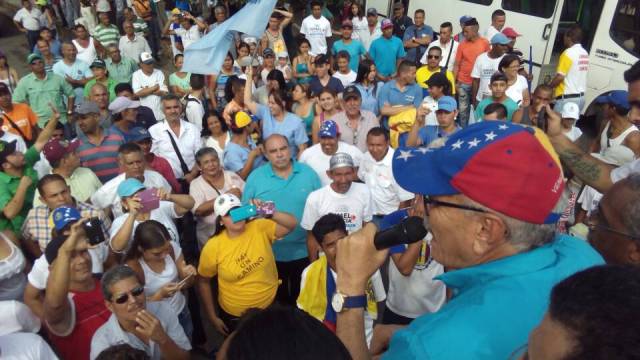 El candidato de la unidad a la gobernación de Aragua, Ismael García visitó los pueblos de Barbacoas, Camatagua, San Casimiro y San Sebastián de los Reyes, llevando un mensaje de cambio que necesitan todos los aragüeños. Yanira Terán de Barbacoas, reconocida líder social de la zona aseguró que junto al pueblo llegarán con Ismael a la Gobernación de Aragua. A su vez, manifestó que confían en la gerencia del candidato para reactivar y ayudar a crecer ese municipio. García una asamblea de ciudadanos donde escuchó todos los problemas que aquejan a esa comunidad. El líder político aragüeño, también manifestó que vendrán con el equipo de gobierno a fin de atacar los problemas de Barbacoas como la situación del agua, activar la biblioteca virtual y así armar un plan a fin de transformar esta importante zona del sur de Aragua. Siguiendo el recorrido, el candidato tuvo una parada en pleno casco histórico de Camatagua, donde hizo un recorrido casa por casa y comercio por comercio llevando el mensaje de cambio. "Con la Fuerza de Todos llegaremos a la Gobernación de Aragua", indicó García En San Casimiro el pueblo caminó junto a Ismael llevando el mensaje de transformación. “Atacaremos el problema del agua, la salud y la inseguridad”, afirmó durante una asamblea de vecinos. Finalmente, caminó junto al pueblo de San Sebastián de los Reyes donde Carlos Miranda alcalde de esa localidad respaldó de manera rotunda la candidatura del gallo de Aragua. "Es libre, es un derecho pensar diferente. Hoy ratifico que tenemos un objetivo y es recuperar la democracia y derrotar a Nicolás Maduro y al candidato del hambre". A su vez, solicitó un gran plan de seguridad para que San Sebastián deje de ser la guarida de malandros tapados por el gobierno. De igual forma, tocó el tema de la salud solicitando de manera urgente ponerle mano a este sector. Ismael Garcia finalizó su recorrido San Sebastián, una de las localidades más antiguas de Venezuela. Al terminar el recorrido, manifestó que en su gira por Aragua el sentir es uno sólo y es que la gente quiere cambio para el país en general. De igual forma indicó que gobernará con los alcaldes también del sur para trabajar de manera contundente por Aragua.