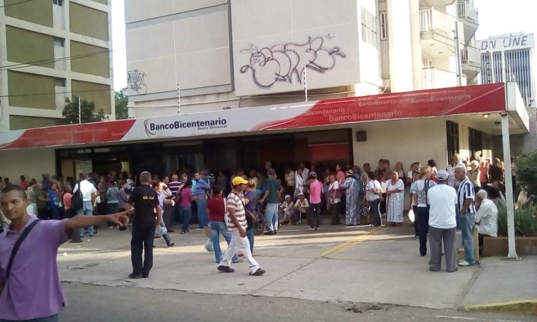 Pensionados en Maracaibo hacen colas en la madrugada para cobrar en el Bicentenario (FOTOS)