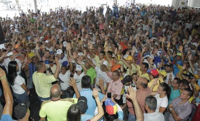 En tres asambleas realizadas en Nueva Esparta, el gobernador electo Alfredo Díaz escuchó la voluntad del pueblo insular, el cual le exigió que se juramente para ejercer su gestión como mandatario regional (Foto El Universal)  