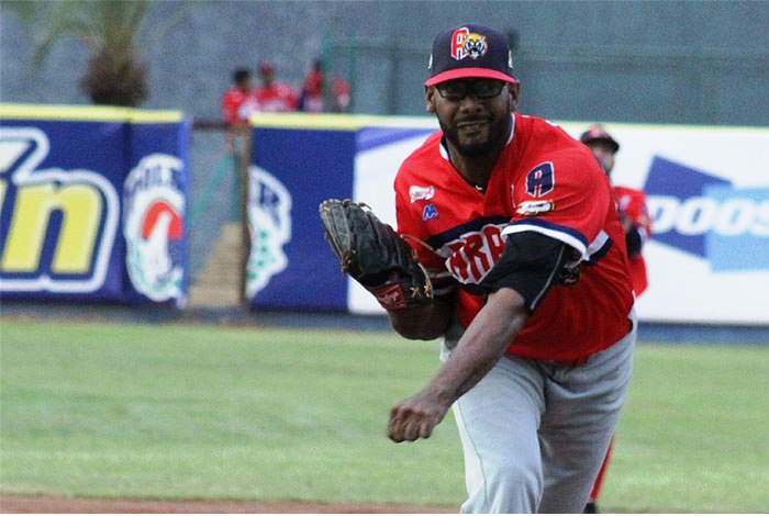 Tigres de Aragua venció en doble tanda a Caribes de Anzoátegui y retiene la cima de la LVBP