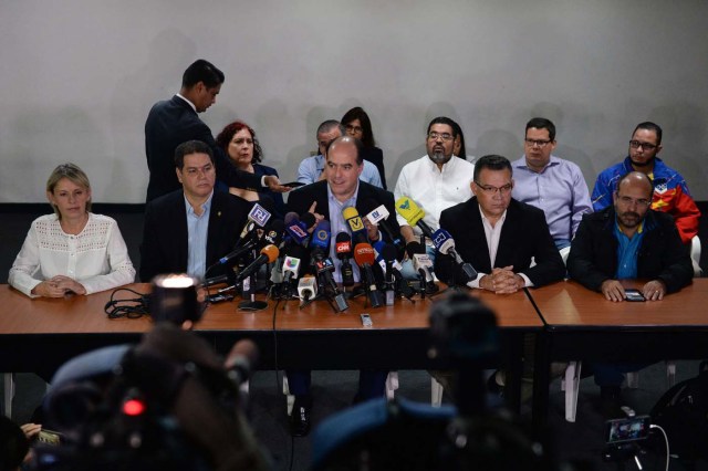 President of the Venezuelan opposition-controlled parliament Julio Borges (C), speaks during a press conference in Caracas on November 9, 2017. / AFP PHOTO / FEDERICO PARRA