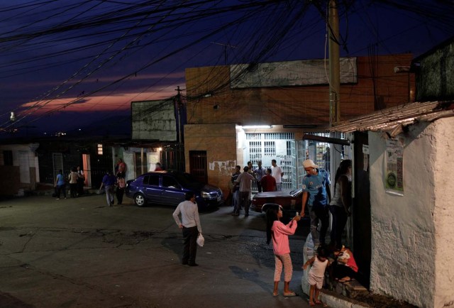 People wager money on "Los Animalitos" (or the Little Animals) betting game on the outskirts of Caracas, Venezuela, October 6, 2017. REUTERS/Ricardo Moraes SEARCH "MORAES GAMBLING" FOR THIS STORY. SEARCH "WIDER IMAGE" FOR ALL STORIES.