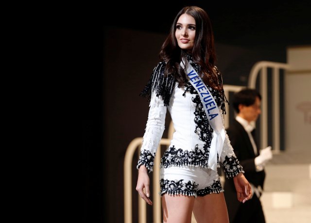 La segunda finalista de la Miss Internacional 2017 Diana Macarena Croce Garcia en representación de Venezuela, vestida con un atuendo nacional, posa en el 57º concurso de belleza Miss International en Tokio, Japón, el 14 de noviembre de 2017. REUTERS / Toru Hanai