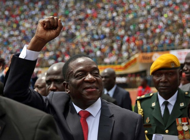 Emmerson Mnangagwa llega para prestar juramento como presidente de Zimbabue en Harare, Zimbabwe, el 24 de noviembre de 2017. REUTERS / Siphiwe Sibeko 