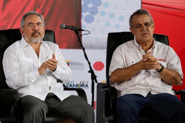 FILE PHOTO: Venezuela's Oil Minister Nelson Martinez (L) and Eulogio del Pino, president of Venezuelan state oil company PDVSA, attend the swear in ceremony of the new board of directors of Venezuelan state oil company PDVSA in Caracas, Venezuela January 31, 2017. REUTERS/Marco Bello/File Photo