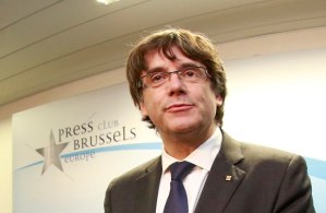 Juez española aplaza decisión sobre ordenar detener a Puigdemont en Bruselas