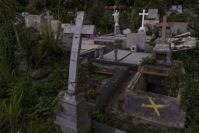 CAR05. CARACAS (VENEZUELA), 01/11/2017.- Vista de una fosa vacía hoy, miércoles 1 de noviembre del 2017, en el Cementerio General del Sur, en Caracas (Venezuela). La capital venezolana celebra este jueves el Día de los Muertos en medio de denuncias de profanación y mal estado de los cementerios, según reseñan hoy medios locales, una fecha en la que tradicionalmente los caraqueños acuden a las necrópolis para llevarle flores a sus muertos. EFE/MIGUEL GUTIERREZ