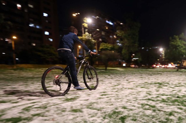 BOG33. BOGOTÁ (COLOMBIA), 01/11/2017.- Un hombre monta su bicicleta sobre el granizo hoy, miércoles 1 de noviembre de 2017, en Bogotá (Colombia). Una inusual granizada que cayó hoy en gran parte de Bogotá cubrió de blanco y causó caos en varios sectores por las inundaciones, paralización del tráfico en la hora pico y cortes de electricidad, aunque sin dejar víctimas, según las autoridades. EFE/Mauricio Dueñas Castañeda