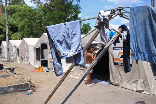 ACOMPAÑA CRÓNICA BRASIL VENEZUELA / BRA01 BOA VISTA (BRASIL), 2/11/2017.- Fotografìa del 01 de noviembre de 2017, de un campamento del Gobierno brasileño para los venezolanos que han migrado a la ciudad de Boa Vista, en el estado de Roraima (Brasil). Miles de venezolanos dejan su país en busca de una nueva vida en Brasil, en áreas como el estado amazónico de Roraima, una deprimida región del norte que ha pedido ayuda al Gobierno de Michel Temer para afrontar la avalancha de solicitudes de refugio recibidas en el último año. EFE / GILDO JUNIOR