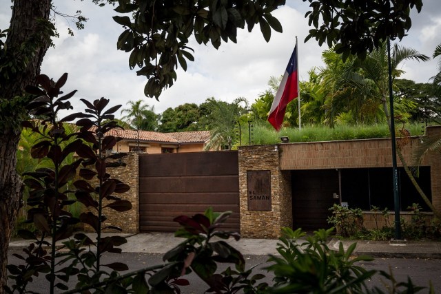 CAR004. CARACAS (VENEZUELA), 05/11/2017.- Vista externa de la Embajada de Chile en Caracas (Venezuela) hoy, domingo 5 de noviembre del 2017. La embajada de Chile en Venezuela recibió este sábado en calidad de huésped al primer vicepresidente del Parlamento, el opositor Freddy Guevara, quien solicitó protección al Gobierno chileno ante "inminentes amenazas a su seguridad" luego de que el Supremo pidiera enjuiciarle y levantarle su inmunidad parlamentaria. El partido del opositor en arresto domiciliario Leopoldo López, Voluntad Popular (VP), agradeció al gobierno de Chile y a su embajador en Caracas, Pedro Ramírez, por recibir Guevara. EFE/Miguel Gutiérrez