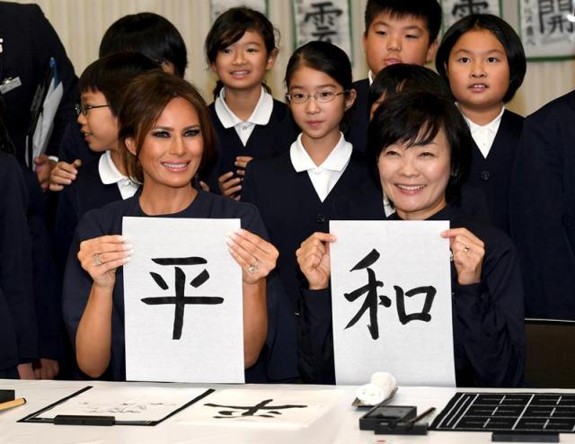 La Primera Dama de los Estados Unidos Melania Trump (L) muestra su caligrafía con Akie Abe (R), esposa del primer ministro japonés Shinzo Abe, mientras asistía a una clase de caligrafía en la escuela primaria Kyobashi Tsukiji en Tokio, Japón, el 6 de noviembre de 2017. La visita del presidente Trump a Japón es la primera parada de su gira de 12 días por Asia. Después de Japón, Trump visitará Corea del Sur, China, Vietnam y Filipinas. (Tokio, Corea del Sur, Filipinas, Japón, Estados Unidos) EFE / EPA / TOSHIFUMI KITAMURA / PISCINA