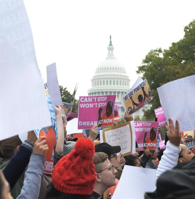 Cientos de jóvenes soñadores de diferentes estados del país marchan durante una manifestación para pedir la aprobación de la ley Clean Dream Act hoy, jueves 9 de noviembre de 2017, frente al Capitolio en Washington, DC (Estados Unidos). Unos 7.900 "soñadores", jóvenes indocumentados que llegaron al país de niños, ya han perdido la protección de DACA como resultado de la decisión del presidente, Donald Trump, de acabar con ese programa, según un estudio publicado hoy por el centro progresista Center for American Progress. EFE/Lenin Nolly