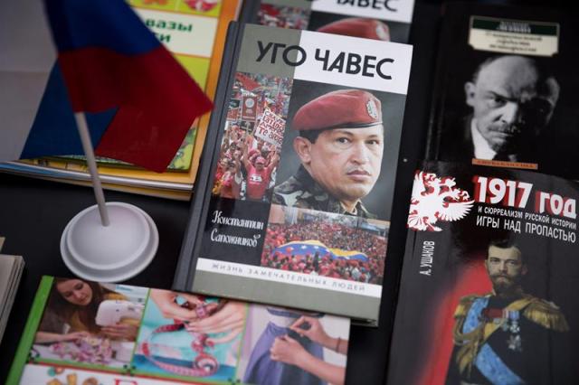  Un libro con la fotografía del fallecido presidente venezolano Hugo Chavez es visto en la caseta de Rusia este, viernes 10 de noviembre de 2017, en la ciudad de Caracas (Venezuela). Los libros del difunto presidente Hugo Chávez en español y traducidos al ruso, las biografías y semblanzas de Lenin y las retrospectivas de los 100 años de la revolución soviética son, junto a la caseta de Corea del Norte, las estrellas de la Feria Internacional del Libro de Venezuela (Filven), que arrancó este jueves en Caracas. EFE/MIGUEL GUTIERREZ