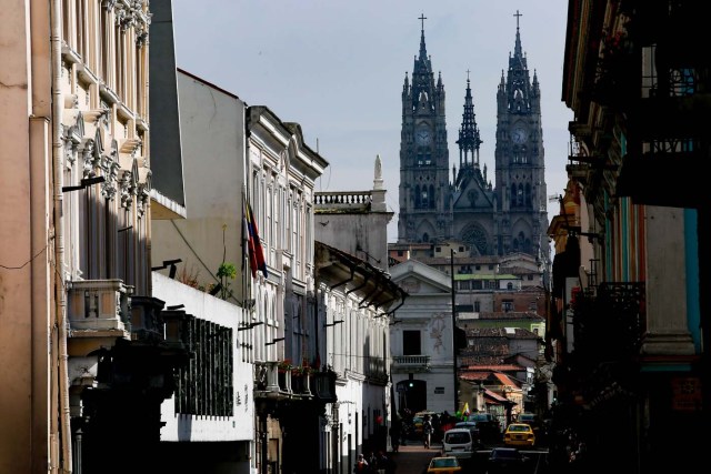 ACOMPAÑA CRÓNICA: ECUADOR PATRIMONIO. QUI08. QUITO (ECUADOR) 16/11/2017.- Vista de la Basílica del Voto Nacional, hoy, jueves 16 de noviembre de 2017, en Quito (Ecuador). Quito, ese "edén de maravillas, poblado de mil versos y canciones", como reza una tradicional canción en honor a la capital ecuatoriana, acuna en su seno un centro colonial vivo y dinámico, que ha sumado un nuevo reconocimiento internacional, esta vez por la conservación de su patrimonio cultural. EFE/José Jácome