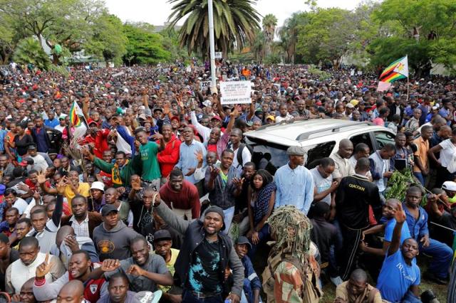 People are stopped by Zimbabwe Defense Force soldiers as they try to make their way to State House during mass action protests against President Robert Mugabe, Harare, Zimbabwe, 18 November 2017. The Zimbabwe National Army (ZNA) has taken over the control of the running of the country with Robert Mugabe, being under house arrest for days, but making his first public appearance at a University graduation ceremony on 17 November 2017. (Protestas, Zimbabue) EFE/EPA/KIM LUDBROOK