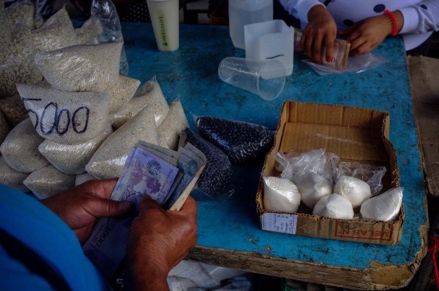 ACOMPAÑA CRÓNICA: VENEZUELA CRISIS - CAR008. CARACAS (VENEZUELA), 19/11/2017.- Fotografía del 17 de noviembre de 2017, que muestra bolsas de leche a la venta en un puesto informal en una calle de Caracas (Venezuela). Venezuela es el país del mundo con mayores reservas de petróleo, pero el empobrecimiento de sus habitantes les ha abocado a comprar cucharadas de comida para intentar burlar una escasez de alimentos que se ha agravado en los últimas semanas, cuando la economía entró en una espiral hiperinflacionaria. Productos de consumo diario como el café, la harina, la leche y el azúcar son ofrecidos ahora en bolsitas que pesan entre 50 y 150 gramos, cuyos precios suben cada día en los puestos ambulantes de los barrios populares al margen de las regulaciones impuestas por el Gobierno de Nicolás Maduro. EFE/Cristian Hernández