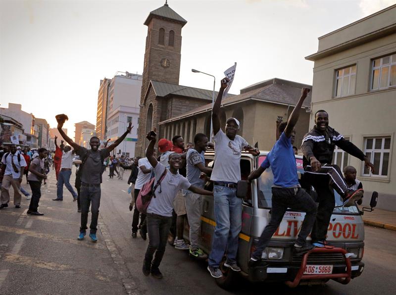 EEUU felicita a Zimbabue por la dimisión de Mugabe, un “momento histórico”