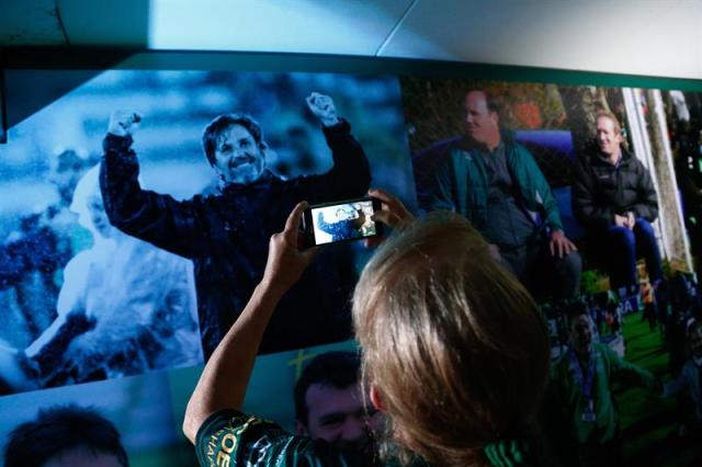 Una mujer recorre el túnel de dos metros decorado con fotos de los jugadores y de algunos de los momentos más emocionantes del club de Chapecó hoy, miércoles 29 de noviembre de 2017, en Chapecó (Brasil). EFE/Marcio Cunha