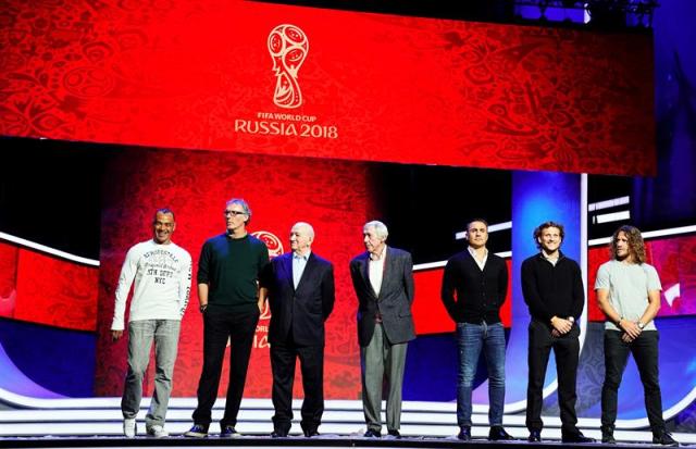  De izq. a dcha.: Los asistentes Cafú, Laurent Blanc, Nikita Simonyán, Gordon Banks, Fabio Cannavaro, Diego Forlán y Carles Puyol, en vísperas del sorteo final para el Mundial de Rusia de 2018, en el Kremlin de Moscú (Rusia) hoy, 30 de noviembre de 2017. EFE/ Sergei Ilnitsky