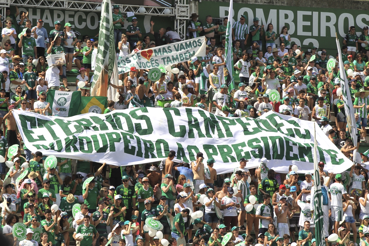 Homenajean a familiares de víctimas del Chapecoense a casi un año de tragedia