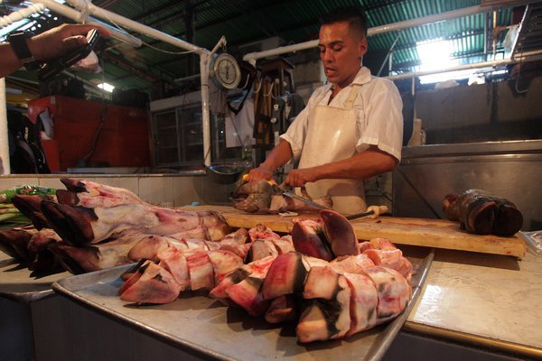 Pata de res, y en ocasiones vísceras, sólo son vendidos y en pocos puestos de la central de alimentos. (Foto/Gustavo Delgado)