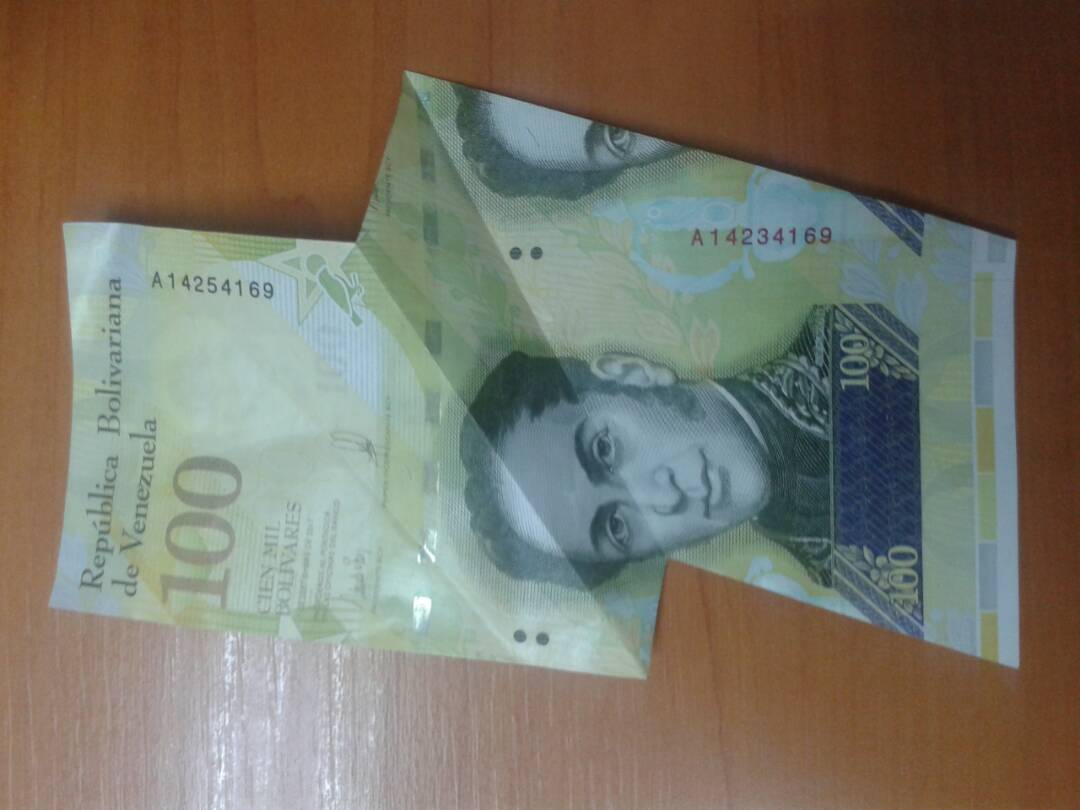 Un billete de 100 Mil igualito a la economía del país… vuelto un desastre