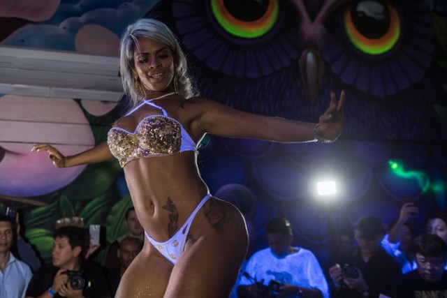 A competitor poses on the catwalk during the Miss Bumbum Brazil 2017 pageant in Sao Paulo on November 07, 2017. Fifteen candidates are competing in the annual pageant to select the Brazil's sexiest female rear end. / AFP PHOTO / NELSON ALMEIDA