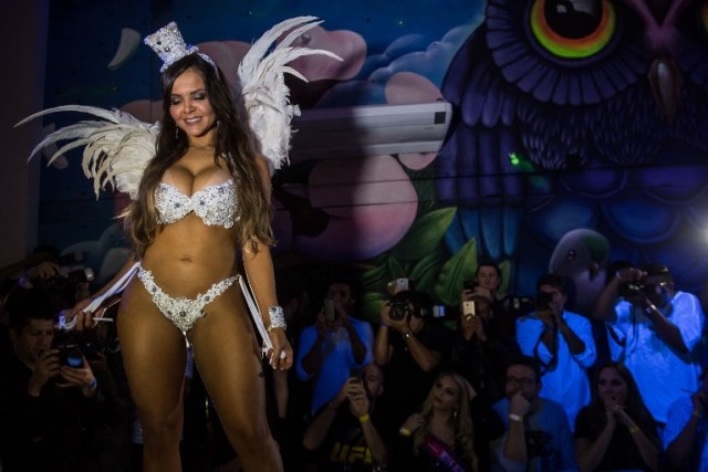 A competitor poses on the catwalk during the Miss Bumbum Brazil 2017 pageant in Sao Paulo on November 07, 2017. Fifteen candidates are competing in the annual pageant to select the Brazil's sexiest female rear end. / AFP PHOTO / NELSON ALMEIDA