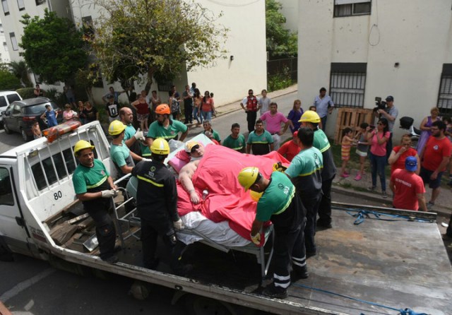 Rosario, 15 de Noviembre de 2017 Personal de Defensa Civil de la ciudad tuvo que derribar una pared para trasladar al Hospital Provincial a Isabella, la joven trans que permanece postrada en su cama por un cuadro severo de obesidad mórbida. La paciente pesa 490 kilos, que le impiden trasladarse por sus propios medios, con lo cual hubo que diagramar un operativo especial para trasladarla hacia el efector, donde continuará con un tratamiento para curar esa patología.