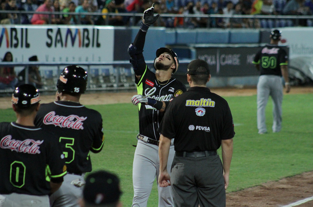 Leones gana duelo capitalino a Tiburones