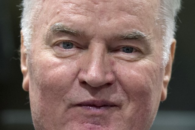 Ratko Mladic ingresa en el Tribunal Penal Internacional para la ex Yugoslavia (TPIY), el 22 de noviembre de 2017, para escuchar el veredicto en su juicio por genocidio. Llamado "El Carnicero de Bosnia", el juicio de Mladic es el último ante el Tribunal Penal Internacional para la ex Yugoslavia, y el juicio ha sido esperado por decenas de miles de víctimas en toda la región, tratando de cerrar un capítulo en los brutales conflictos de los Balcanes en la década de 1990.   / AFP PHOTO / POOL / Peter Dejong